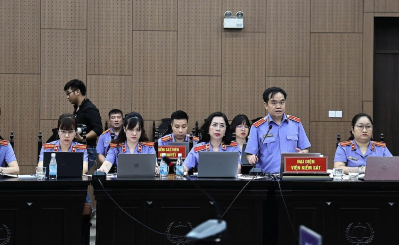 Đại diện Viện Kiểm sát tranh luận.