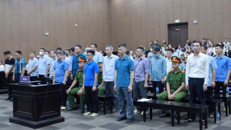 Các bị cáo nghe Hội đồng xét xử tuyên án.