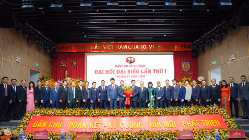 Ban Chấp hành Đảng bộ Bộ Tư pháp nhiệm kỳ 2025-2030 ra mắt Đại hội.
