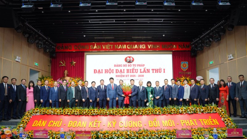 Ban Chấp hành Đảng bộ Bộ Tư pháp nhiệm kỳ 2025-2030 ra mắt Đại hội.