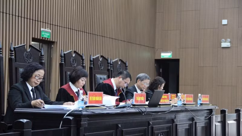 Hội đồng xét xử phiên sơ thẩm nghe Viện Kiểm sát luận tội.