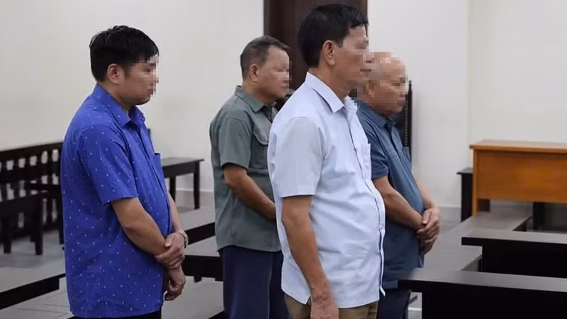 Bốn bị cáo tại phiên tòa.