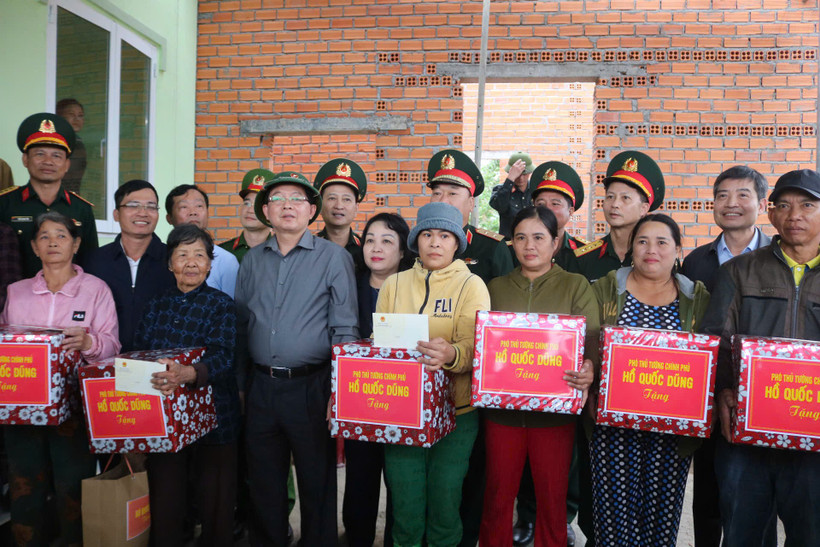 Phó Thủ tướng Hồ Quốc Dũng thăm hỏi người dân có nhà sập do mưa lũ trên địa bàn tỉnh Đắk Lắk.