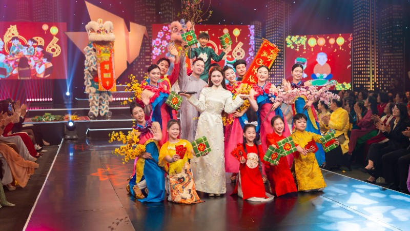 Ca sĩ Hòa Minzy tham gia chương trình Việc tử tế.