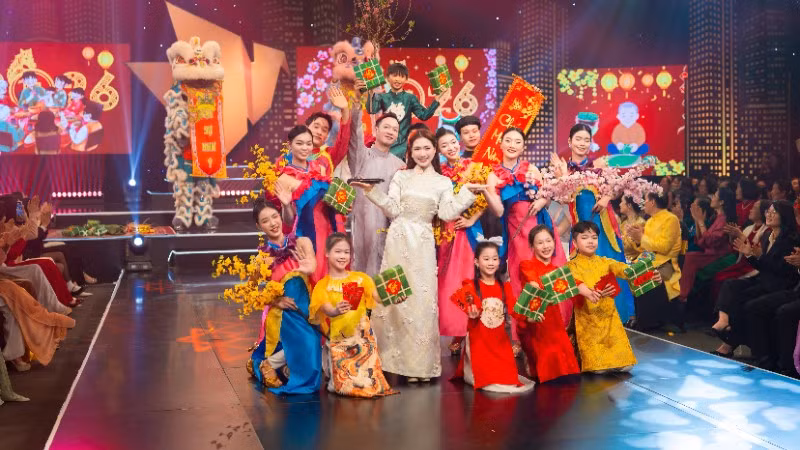 Ca sĩ Hòa Minzy tham gia chương trình Việc tử tế.