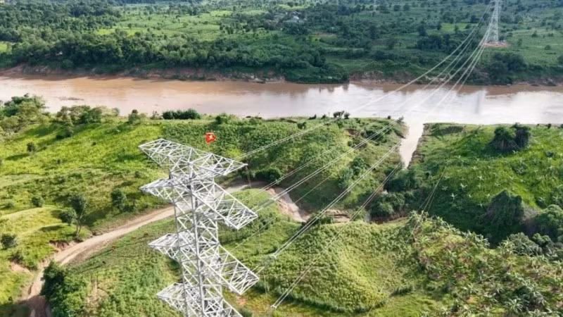 Sau hơn 6 tháng thi công thần tốc, tuyến đường dây truyền tải 220kV từ nhà máy điện gió Savan 1 trên lãnh thổ Lào đã được hoàn thành.