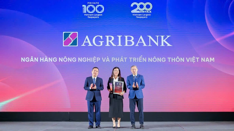Đại diện Ngân hàng Nông nghiệp và Phát triển Nông thôn Việt Nam nhận vinh danh tại Lễ công bố.