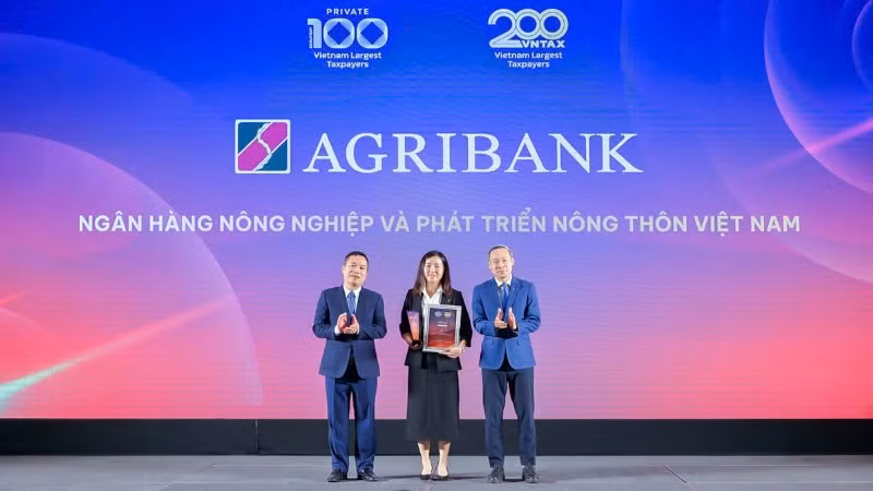 Đại diện Ngân hàng Nông nghiệp và Phát triển Nông thôn Việt Nam nhận vinh danh tại Lễ công bố.