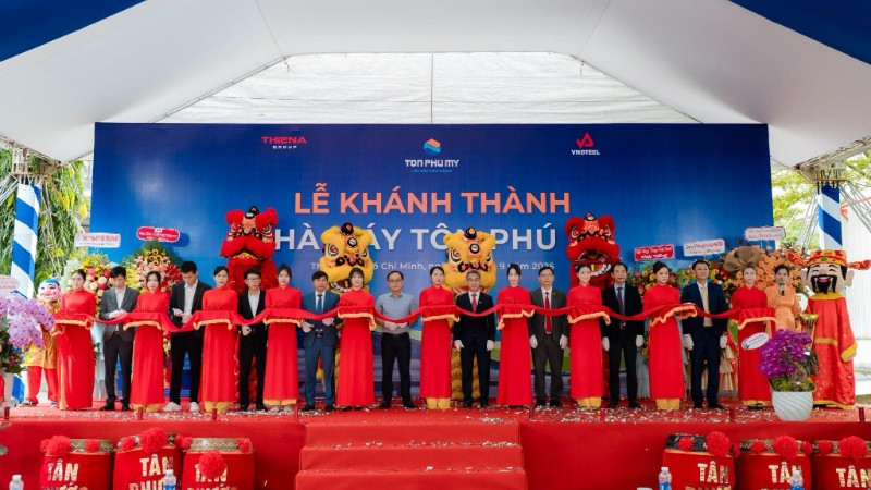 Đại diện Thiên Á Group và VNSteel cắt băng khánh thành nhà máy Tôn Phú Mỹ.