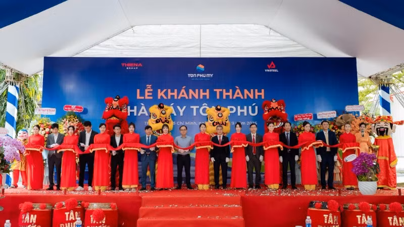Đại diện Thiên Á Group và VNSteel cắt băng khánh thành nhà máy Tôn Phú Mỹ.