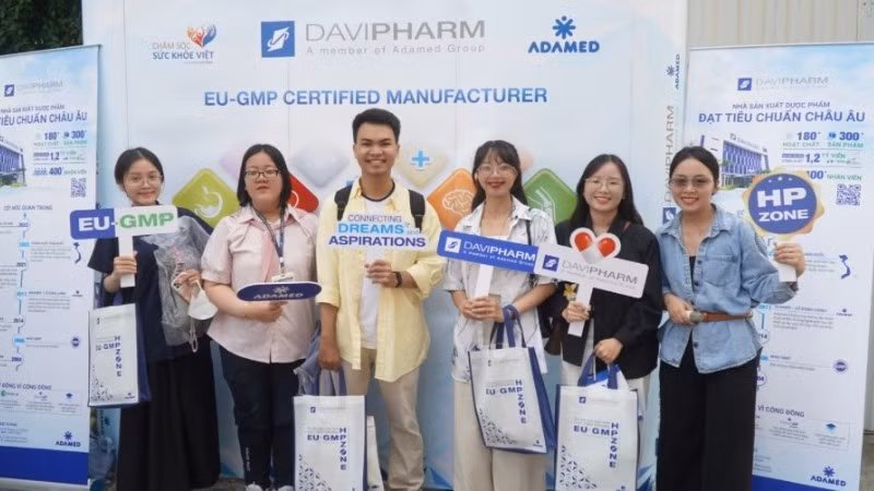 Đội ngũ nhân tài Davipharm tham quan nhà máy Adamed tại Ba Lan vào tháng 7/2025.