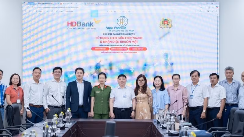 Đại diện PC06, Công an Thành phố Hồ Chí Minh, HDBank, Viện Pasteur tại Lễ ra mắt và chính thức vận hành hệ thống Kiosk y tế thông minh sáng nay, 9/9/2025 tại Viện Pasteur.