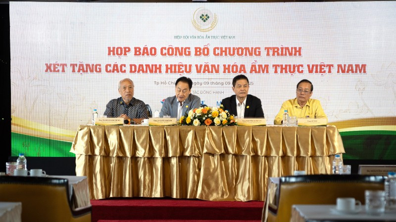 Các đại diện Ban tổ chức chương trình xét tặng Nghệ nhân Văn hóa Ẩm thực Việt Nam trao đổi tại họp báo.