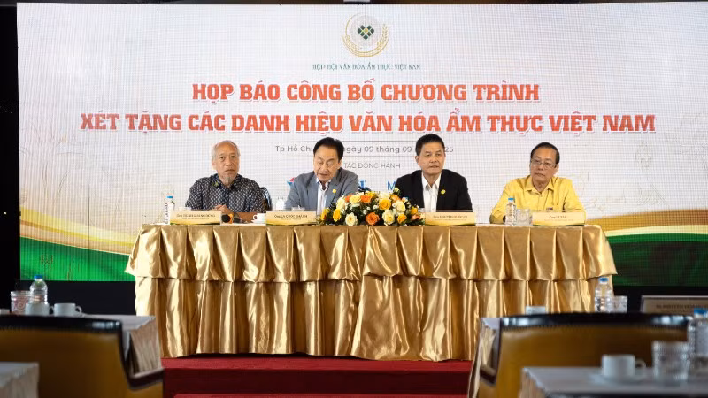 Các đại diện Ban tổ chức chương trình xét tặng Nghệ nhân Văn hóa Ẩm thực Việt Nam trao đổi tại họp báo.