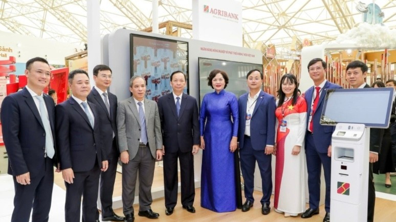 Thống đốc NHNN Nguyễn Thị Hồng và các đại biểu tham quan Gian hàng triển lãm của Agribank