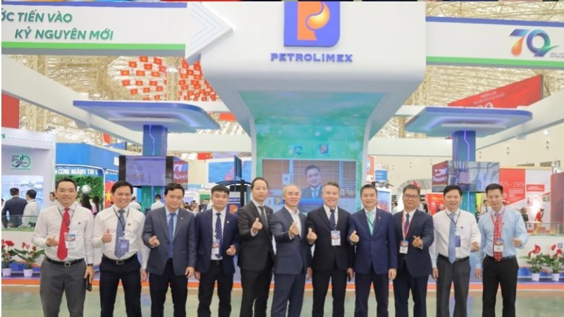 Lãnh đạo các cơ quan Quản lý và Lãnh đạo các Doanh nghiệp tới thăm gian triển lãm Petrolimex khai mạc sáng 28/8.