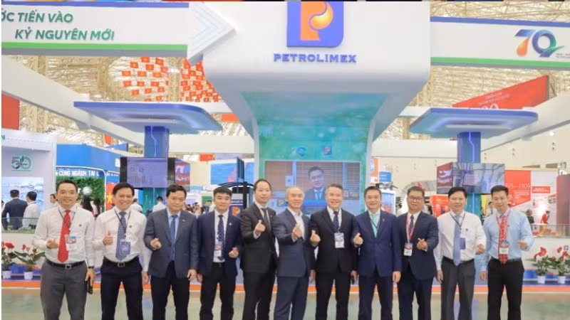 Lãnh đạo các cơ quan Quản lý và Lãnh đạo các Doanh nghiệp tới thăm gian triển lãm Petrolimex khai mạc sáng 28/8.