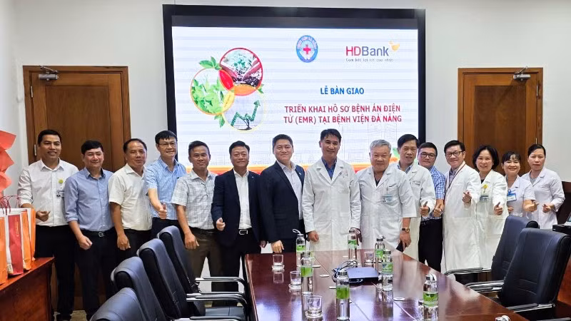 Đại diện Bệnh viện Đà Nẵng, HDBank tại Lễ bàn giao triển khai hồ sơ bệnh án điện tử (EMR) tại Bệnh viện Đà Nẵng, ngày 25/9/2025.