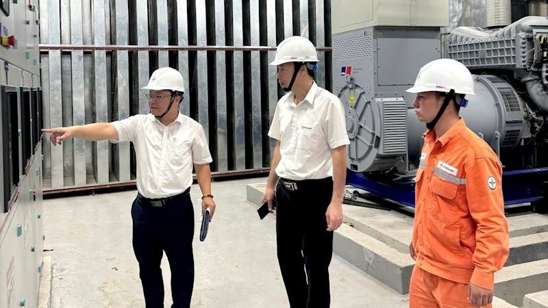 Cán bộ EVN Hà Nội thực hiện kiểm tra thiết bị vận hành tại Trung tâm Hội chợ Triển lãm Quốc gia.