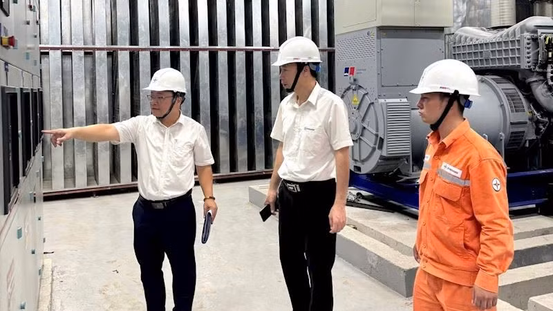 Cán bộ EVN Hà Nội thực hiện kiểm tra thiết bị vận hành tại Trung tâm Hội chợ Triển lãm Quốc gia.