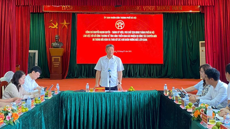Phó Chủ tịch Ủy ban nhân dân thành phố Hà Nội Nguyễn Mạnh Quyền phát biểu tại buổi làm việc.