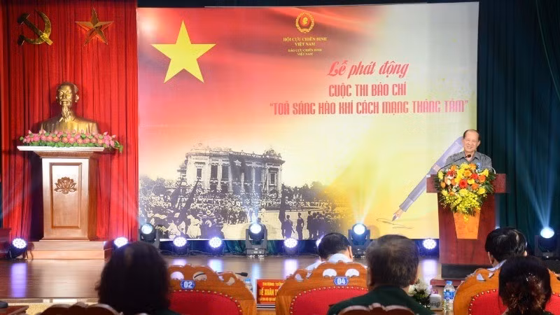 Thượng tướng Bế Xuân Trường, Chủ tịch Hội Cựu chiến binh Việt Nam phát biểu tại Lễ phát động cuộc thi báo chí "Tỏa sáng hào khí Cách mạng Tháng Tám".