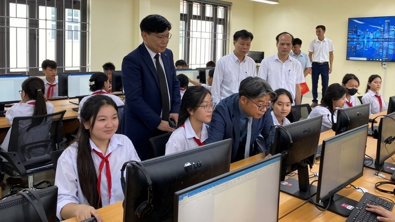 Đại diện SGI và GCS hướng dẫn các em học sinh Trường trung học cơ sở An Phú sử dụng phòng máy vi tính mới.