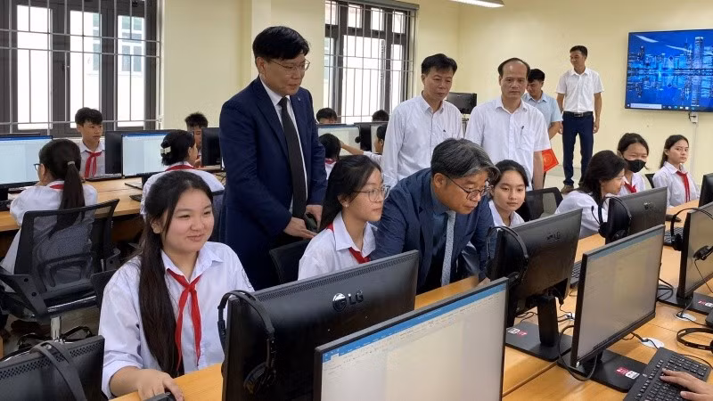 Đại diện SGI và GCS hướng dẫn các em học sinh Trường trung học cơ sở An Phú sử dụng phòng máy vi tính mới.