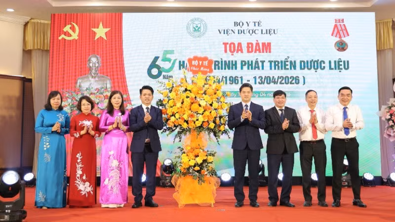 Lãnh đạo Bộ Y tế tặng hoa chúc mừng những kết quả Viện Dược liệu đạt được sau 65 năm thành lập.