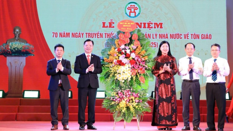 Chủ tịch Ủy ban Mặt trận Tổ quốc Việt Nam thành phố Hà Nội Nguyễn Lan Hương tặng hoa chúc mừng Sở Dân tộc và Tôn giáo thành phố.