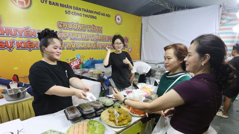 Người tiêu dùng trải nghiệm thanh toán không dùng tiền mặt tại sự kiện.