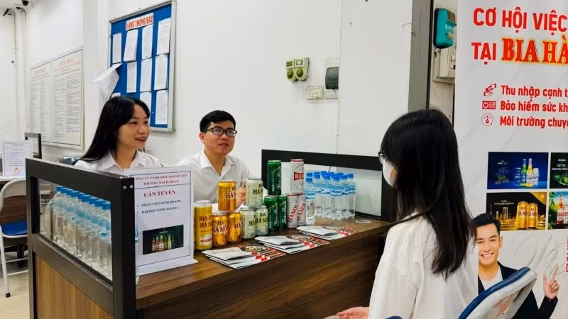 Tư vấn tuyển dụng việc làm tại phiên giao dịch việc làm trực tuyến kết nối 8 tỉnh, thành phố. (Ảnh: MAI HOA)