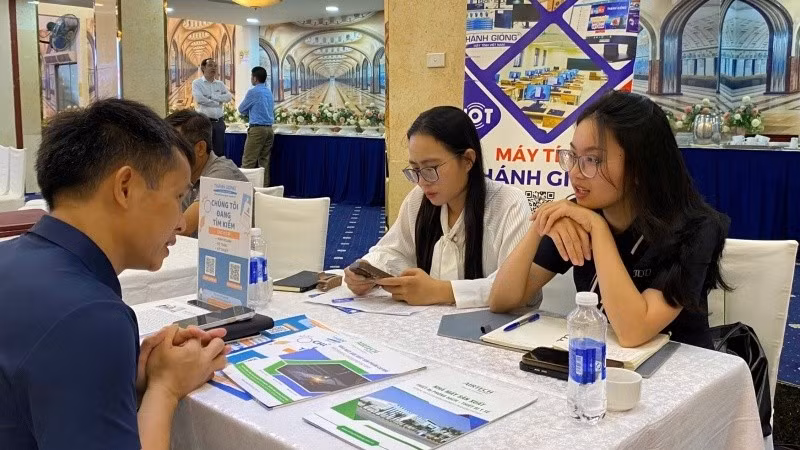 Các doanh nghiệp sản xuất sản phẩm công nghiệp chủ lực và cơ sở đào tạo, dạy nghề trao đổi, kết nối tại hội nghị. 