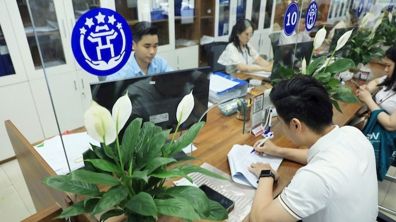 Trung tâm phục vụ hành chính công thành phố Hà Nội giải quyết thủ tục hành chính cho người dân.