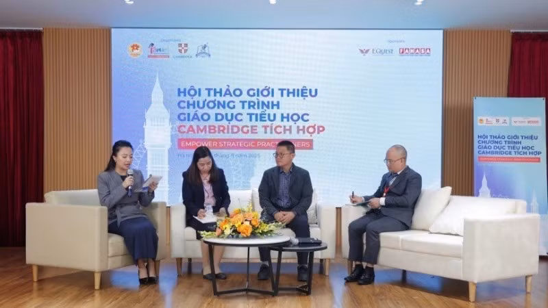 Đại diện iSMART, Cambridge và lãnh đạo giáo dục tại trường công lập chia sẻ về vấn đề triển khai Chương trình tiểu học Cambridge.