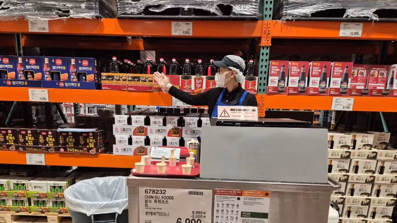 Nước mắm Nam Ngư trưng bày trên kệ hàng cùng các sản phẩm nội địa tại siêu thị Cotsco, Hàn Quốc.