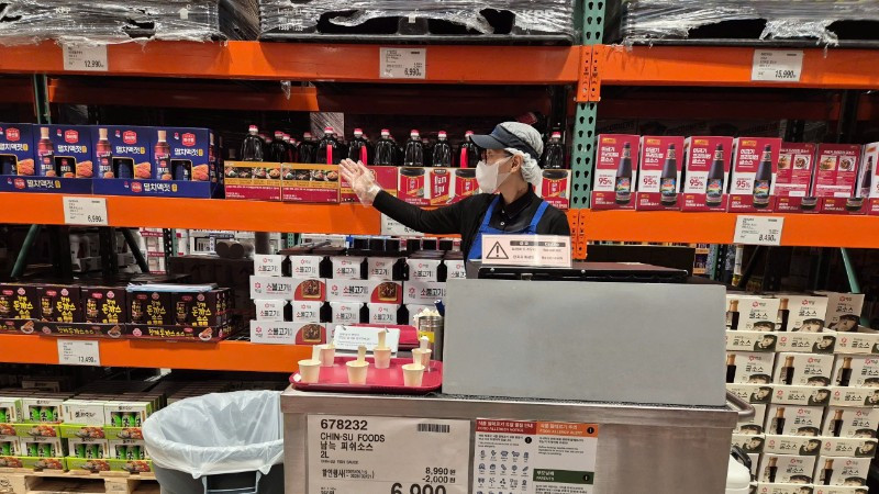 Nước mắm Nam Ngư trưng bày trên kệ hàng cùng các sản phẩm nội địa tại siêu thị Cotsco, Hàn Quốc.