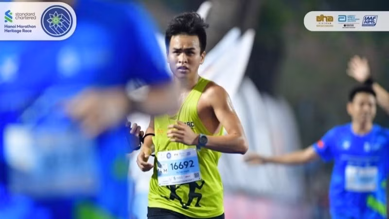 Vũ Tiến Mạnh tại giải Standard Chartered Marathon Di sản Hà Nội 2024.