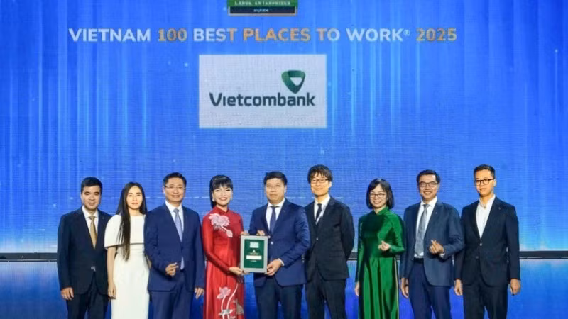 Ông Hồng Quang - Thành viên Hội đồng quản trị kiêm Giám đốc Khối Nhân sự Vietcombank và các đại biểu Vietcombank nhận chứng nhận “Nơi làm việc tốt nhất Việt Nam năm 2025” từ Công ty Anphabe và đại diện Ban tổ chức.