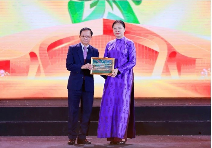 Tối 3/11, đại diện HDBank trao tặng 10 tỷ đồng chung tay hỗ trợ đồng bào miền núi phía Bắc và miền Trung khắc phục hậu quả bão lũ, tại Lễ bế mạc Hội chợ Mùa Thu 2025.