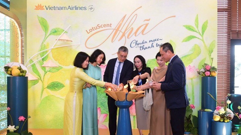 Các đại biểu thực hiện nghi thức công bố ra mắt mùi hương thương hiệu “Nhã” đánh dấu bước tiến trong hành trình nâng tầm trải nghiệm khách hàng của Vietnam Airlines.