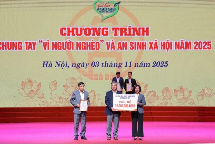 Phó Tổng Giám đốc Petrovietnam Đỗ Chí Thanh trao ủng hộ 10 tỷ đồng cho quỹ “Vì người nghèo” thành phố Hà Nội.