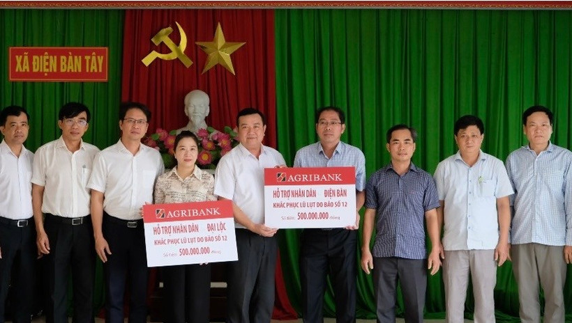 Đại diện Agribank trao hỗ trợ người dân Đại Lộc và Điện Bàn tại UBND xã Điện Bàn Tây, thành phố Đà Nẵng.