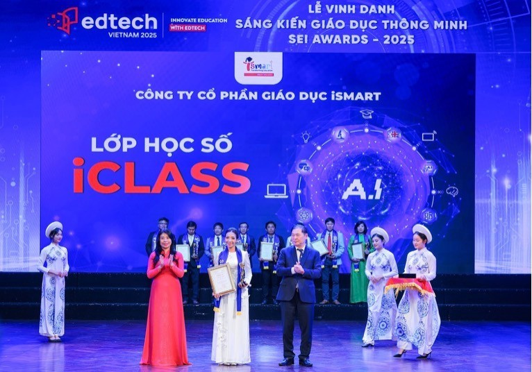 Khoảnh khắc vinh dự khi đại diện iSMART Education nhận cúp và chứng nhận - ghi nhận những đóng góp xuất sắc của Lớp học số iCLASS.