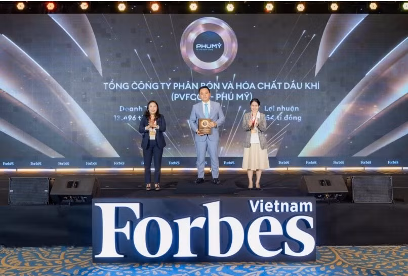 Ông Nguyễn Xuân Hòa - Chủ tịch HĐQT PVFCCo - Phú Mỹ nhận Danh hiệu Top 50 công ty niêm yết tốt nhất Việt Nam 2025.