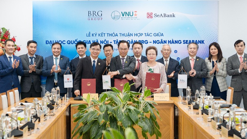 Đại diện Tập đoàn BRG, Ngân hàng SeABank và Đại học Quốc gia Hà Nội ký kết thỏa thuận hợp tác.