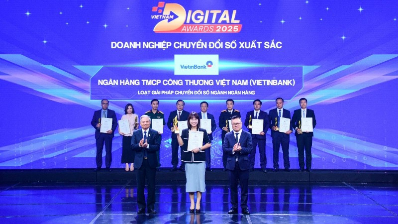 Bà Phùng Thu Hà, Trưởng Ban Chuyển đổi số VietinBank đại diện nhận giải thưởng Doanh nghiệp Chuyển đổi số xuất sắc 2025.