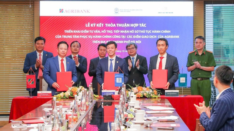 Đại diện 3 bên (Agribank, Trung tâm Phục vụ hành chính công thành phố Hà Nội, Công ty Luật trách nhiệm hữu hạn Trần Anh) ký kết Thỏa thuận hợp tác triển khai “Điểm tư vấn, hỗ trợ, tiếp nhận hồ sơ thủ tục hành chính của Trung tâm Phục vụ hành chính công thành phố Hà Nội tại các điểm giao dịch của Agribank” dưới sự chứng kiến của đại diện lãnh đạo Ngân hàng Nhà nước Việt Nam, Ủy ban nhân dân thành phố Hà Nội; đại diện các đơn vị thuộc Bộ Công an.