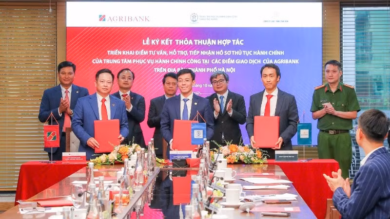 Đại diện 3 bên (Agribank, Trung tâm Phục vụ hành chính công thành phố Hà Nội, Công ty Luật trách nhiệm hữu hạn Trần Anh) ký kết Thỏa thuận hợp tác triển khai “Điểm tư vấn, hỗ trợ, tiếp nhận hồ sơ thủ tục hành chính của Trung tâm Phục vụ hành chính công thành phố Hà Nội tại các điểm giao dịch của Agribank” dưới sự chứng kiến của đại diện lãnh đạo Ngân hàng Nhà nước Việt Nam, Ủy ban nhân dân thành phố Hà Nội; đại diện các đơn vị thuộc Bộ Công an.