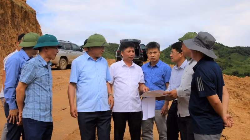 Đồng chí Lê Thành Đô, Chủ tịch Ủy ban nhân dân tỉnh Điện Biên kiểm tra và chỉ đạo xã Mường Luân tập trung thực hiện các dự án thành phần thuộc Chương trình mục tiêu quốc gia phát triển kinh tế-xã hội vùng đồng bào dân tộc thiểu số và miền núi. 